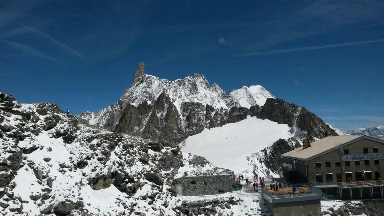 Chez Soi Taverna Alloggio A Courmayeur Apartment Luaran gambar